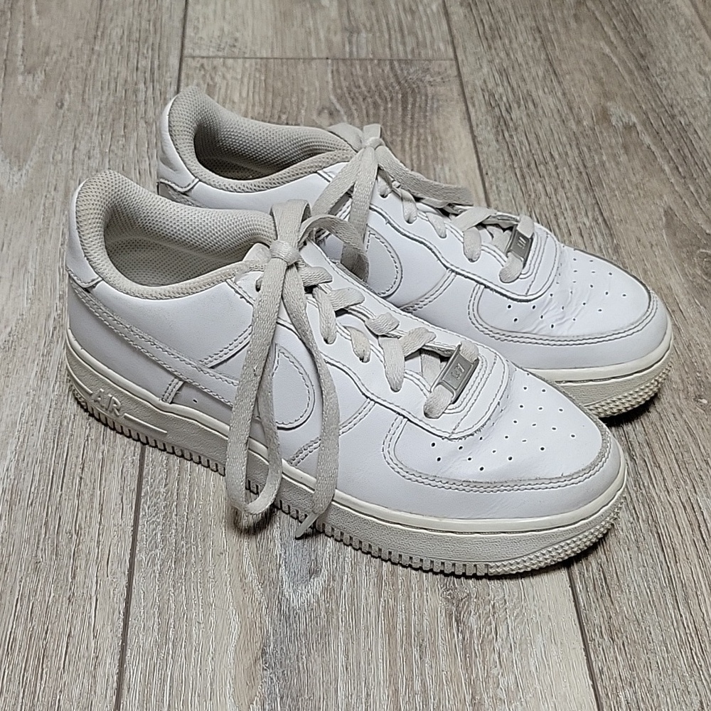 Nike Air Force 1 LE SIze 5 Youth White